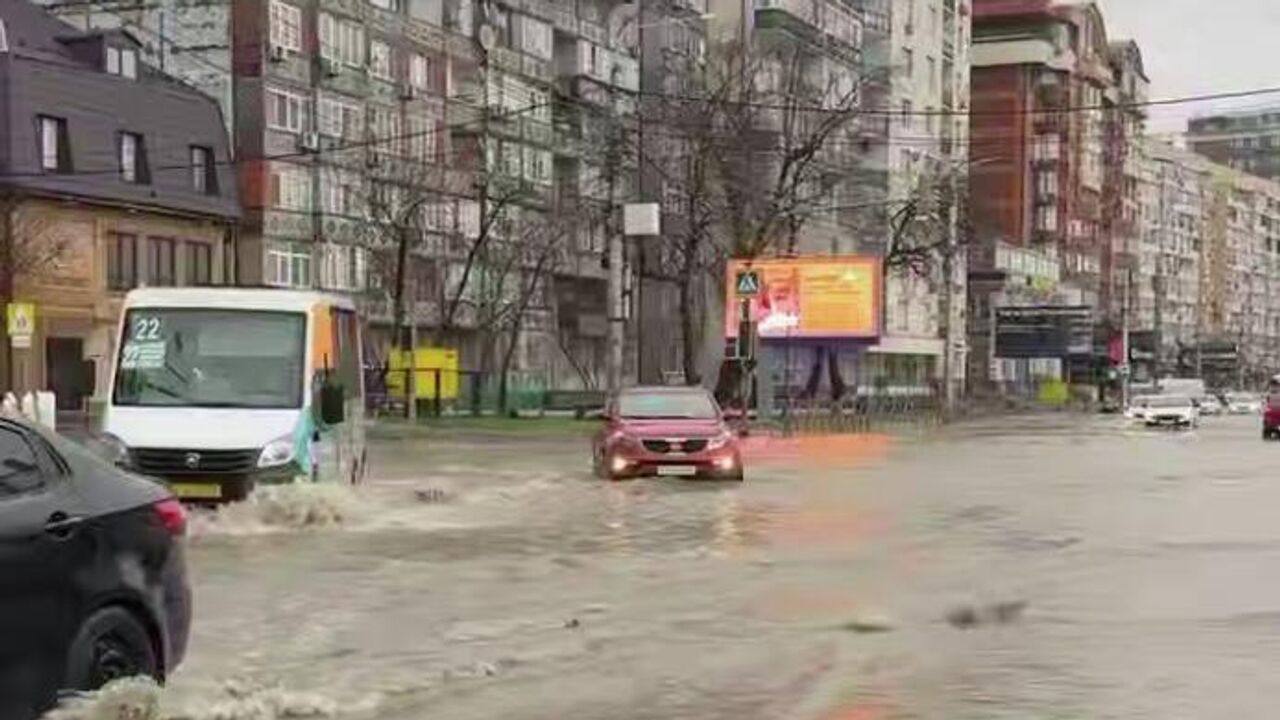 Сильный ливень спровоцировал сход селевых масс на федеральную трассу в Дербенте