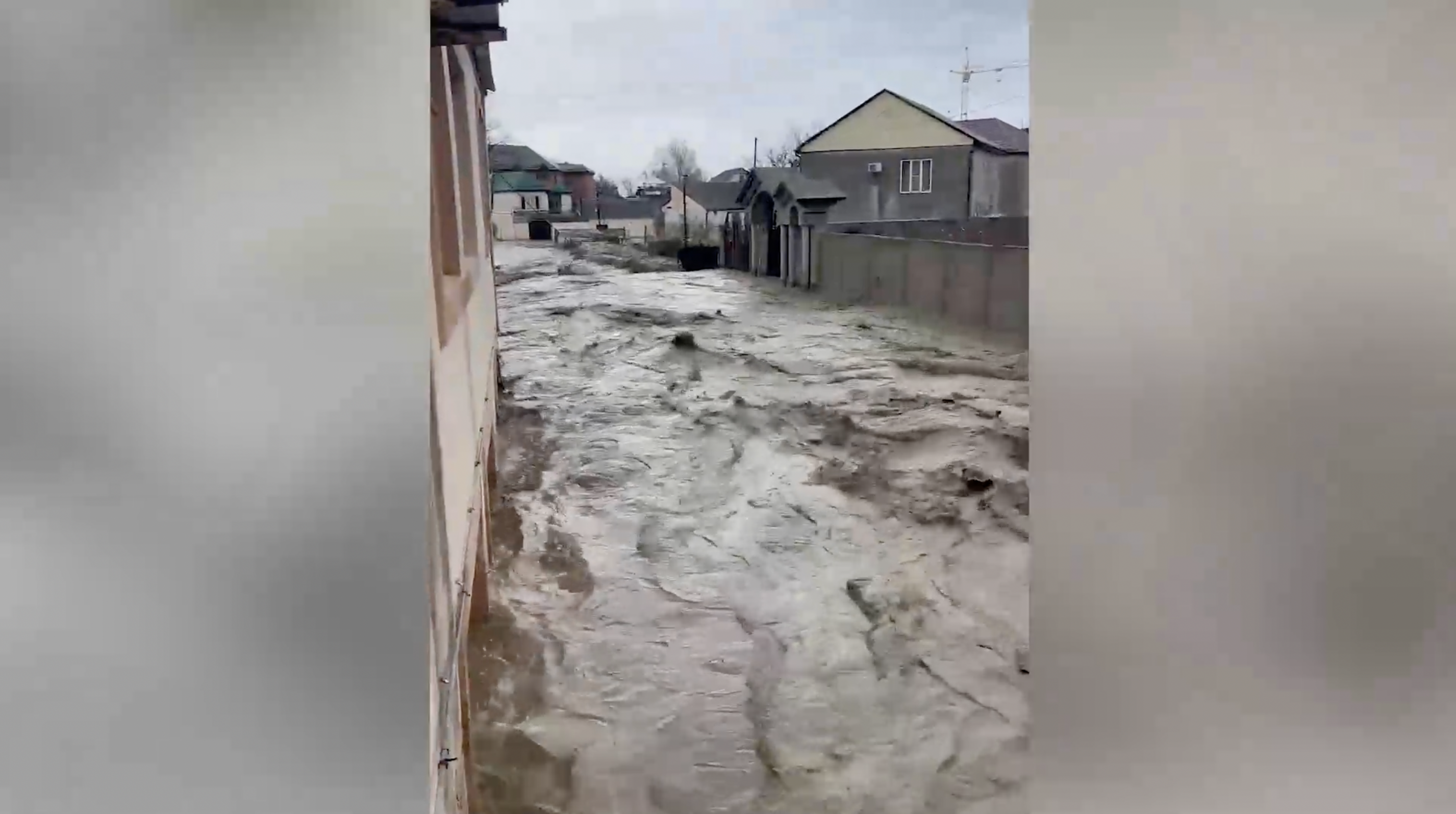 Вода сносит дома и людей: Хроника наводнения в Дагестане, страшнее которого не видели 100 лет