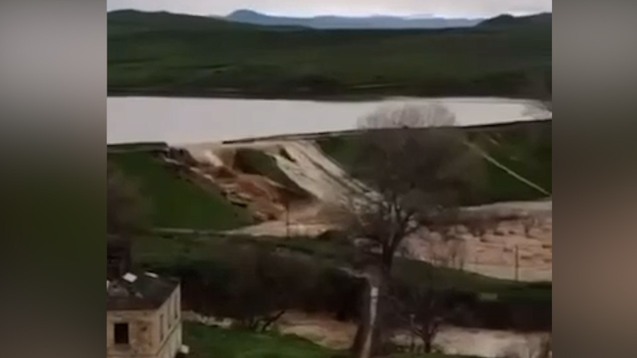 Момент прорыва дамбы на Геджухском водохранилище в Дагестане попал на видео
