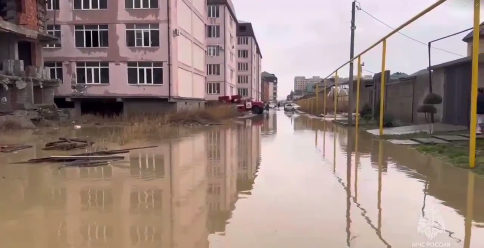 Вода пробила стену и смыла детсад: Дагестан вновь уходит под воду из-за мощных ливней