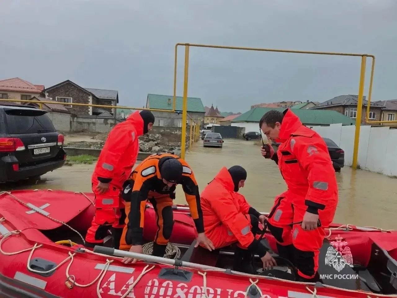 Жителей Дербентского района Дагестана массово эвакуируют из-за риска потопа