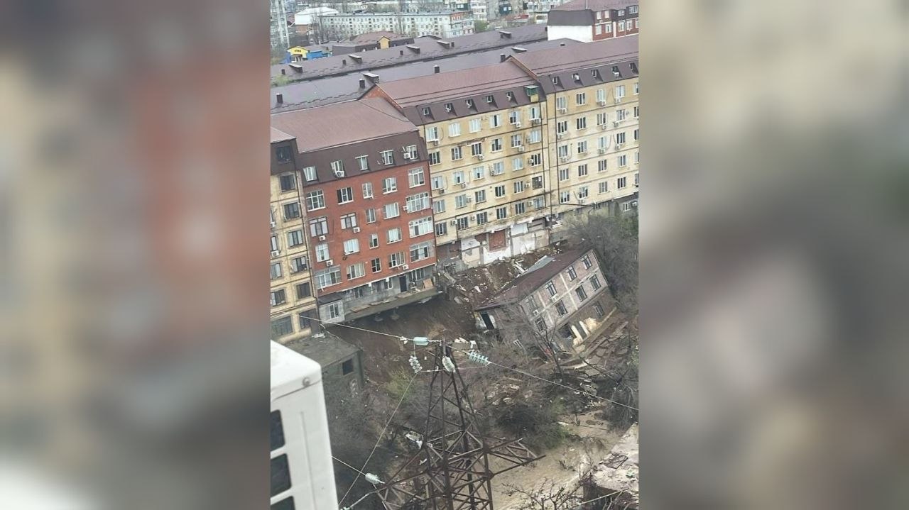 Многоквартирный дом рухнул в Махачкале из-за сильного потопа