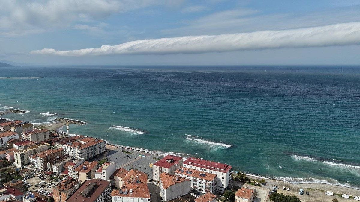 Над Чёрным морем завис огромный &laquo;рулон&raquo;