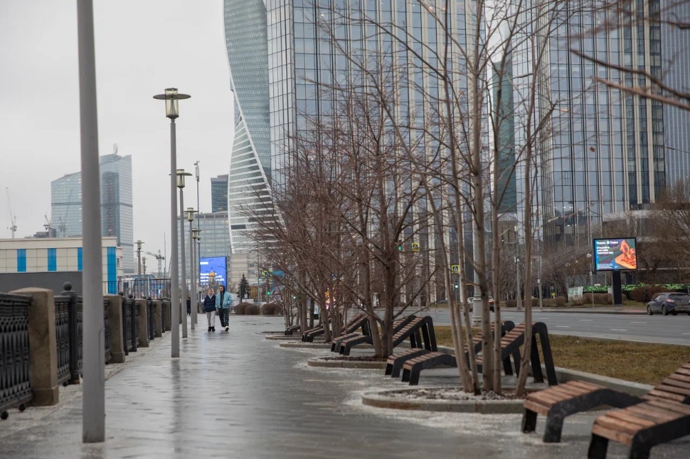 Жёлтый уровень погодной опасности объявили в Московском регионе из-за гололедицы