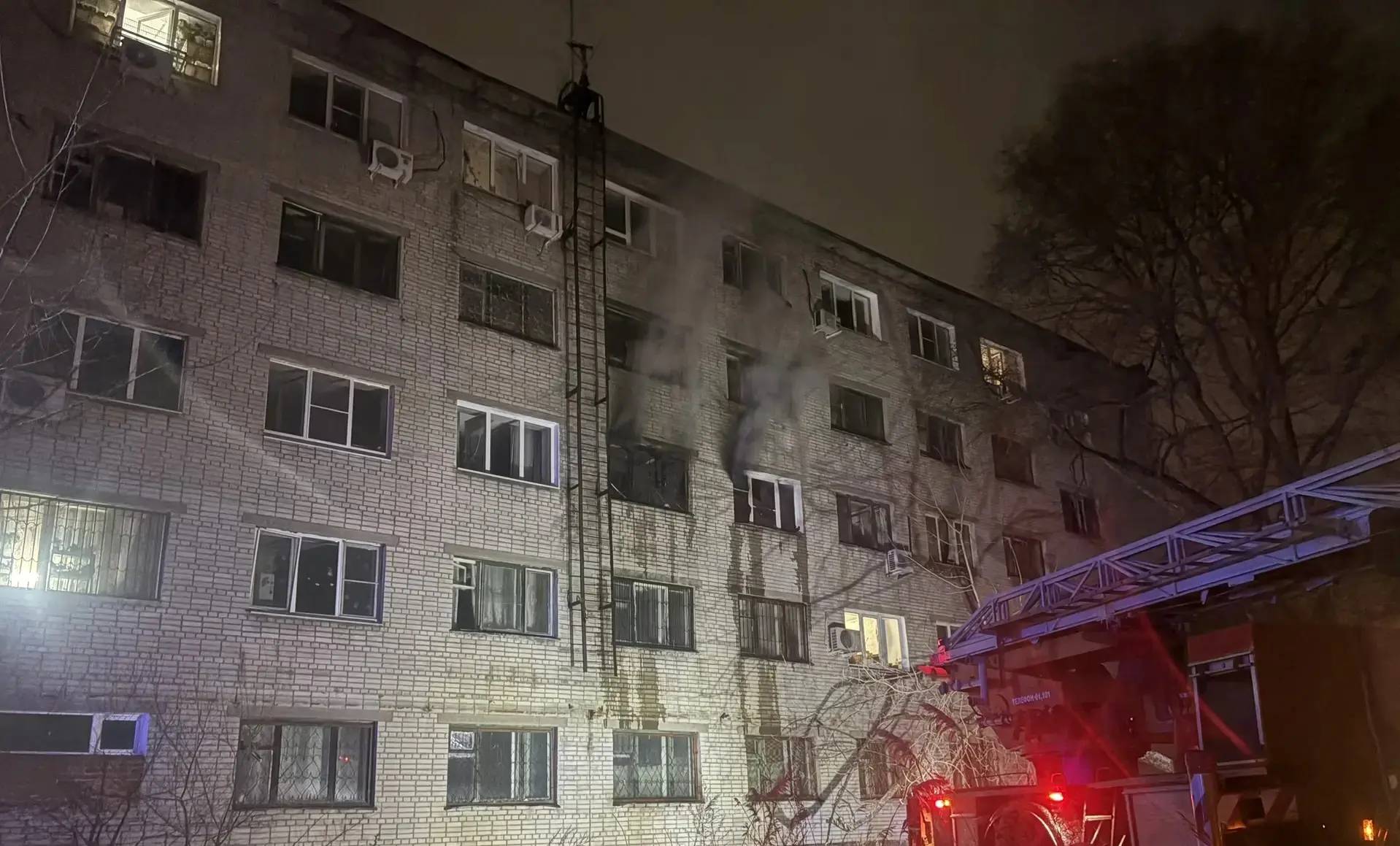 Пожар в пятиэтажке Хабаровска унёс жизни мужчины и женщины