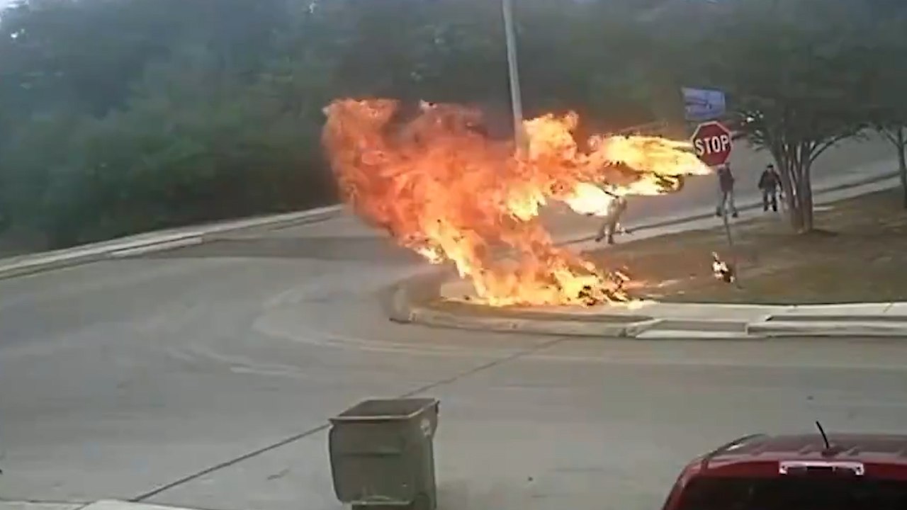 Мотоцикл вылетел с дороги и взорвался рядом со школьниками в Техасе