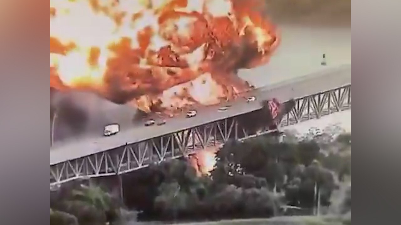 Мощный взрыв прогремел на танкере у моста через Панамский канал