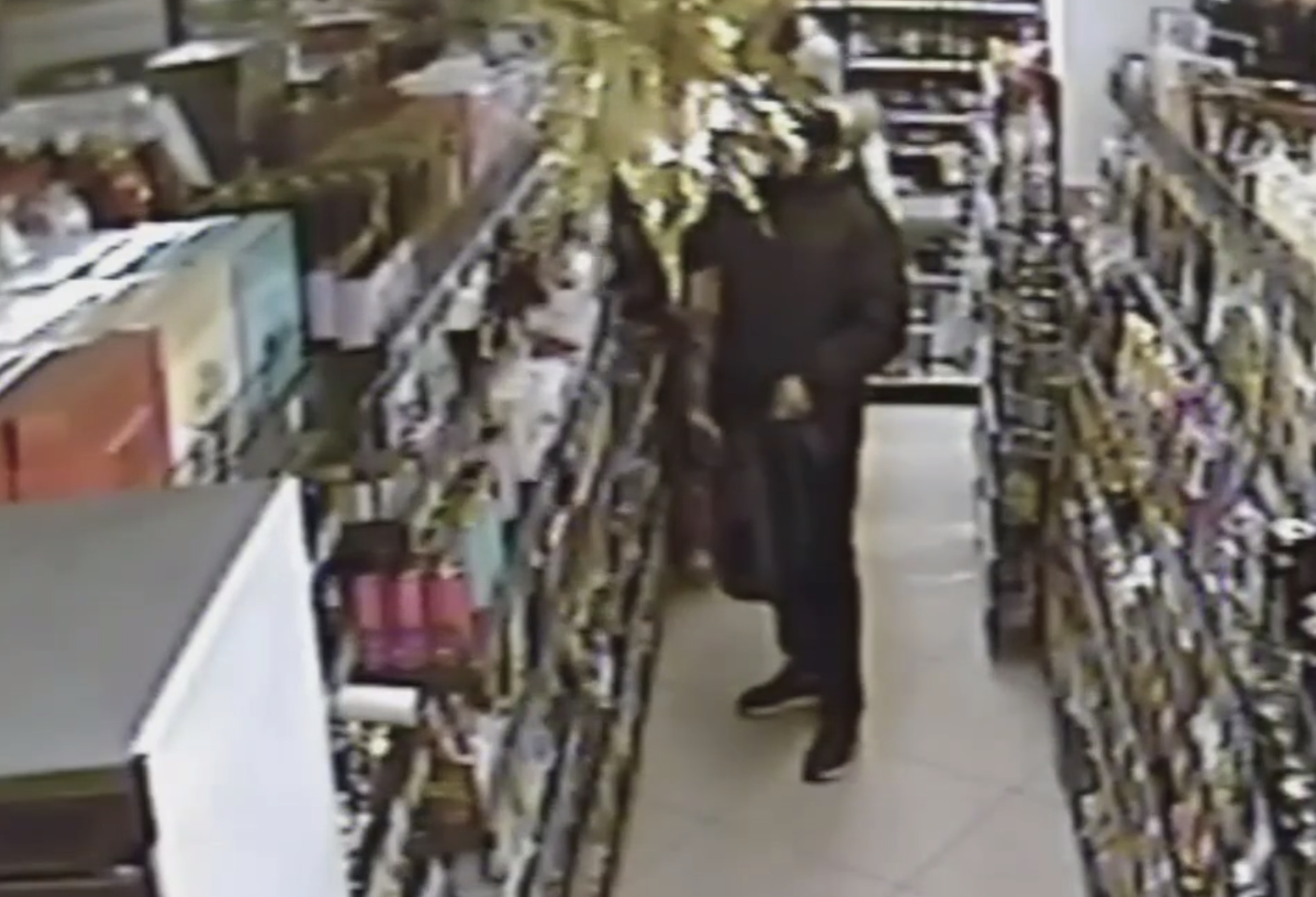 Сладкоежка украл почти 100 плиток шоколада в центре Москвы