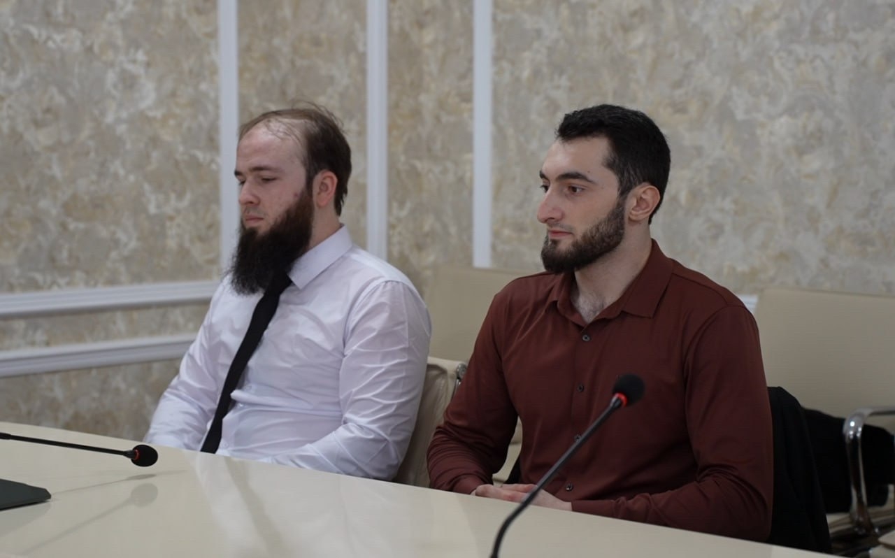 Мэр Хасавюрта наградил двух мужчин за спасение собаки во время наводнения