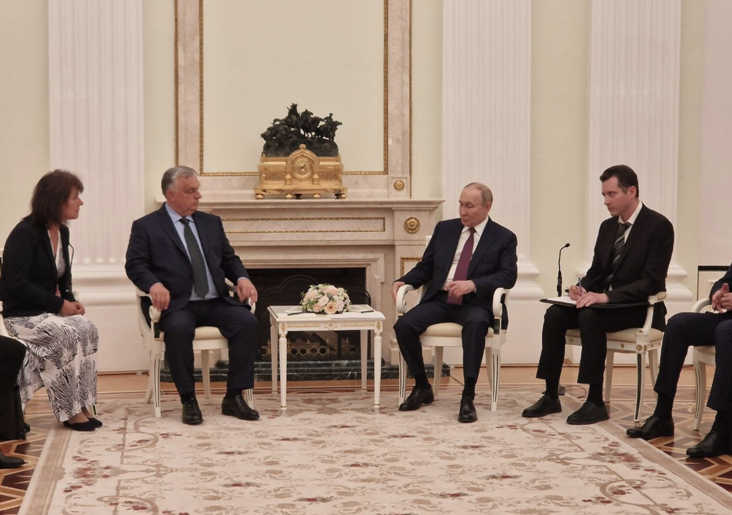 На Западе ищут тайный смысл в басне про льва и мышь, рассказанной Орбаном Путину