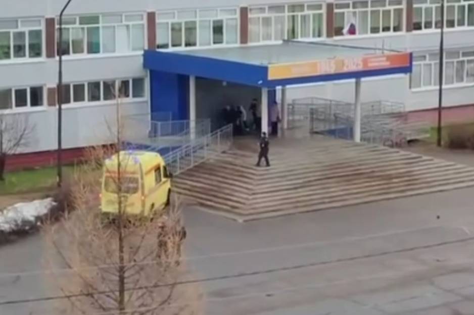 Появилось видео первых минут после нападения школьника на учительницу в Добрянке