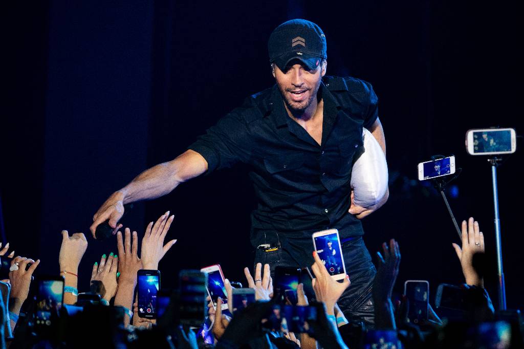 В Казахстане пригрозили запретить Иглесиасу целовать фанаток на концерте