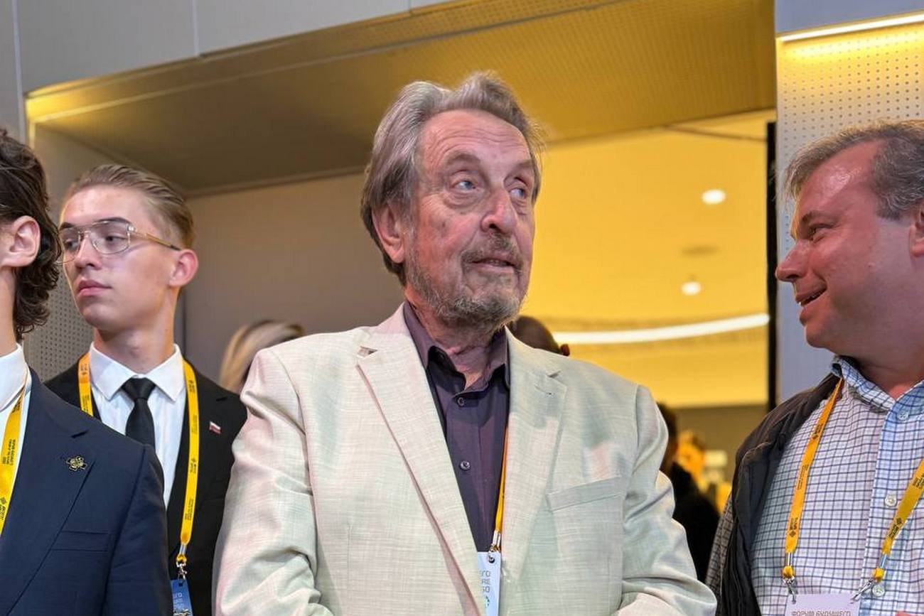 Отец Илона Маска рассказал о тайных путешествиях сына по странам