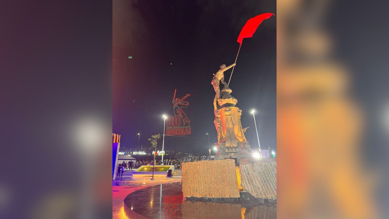 В Каракасе подняли копию Знамени Победы