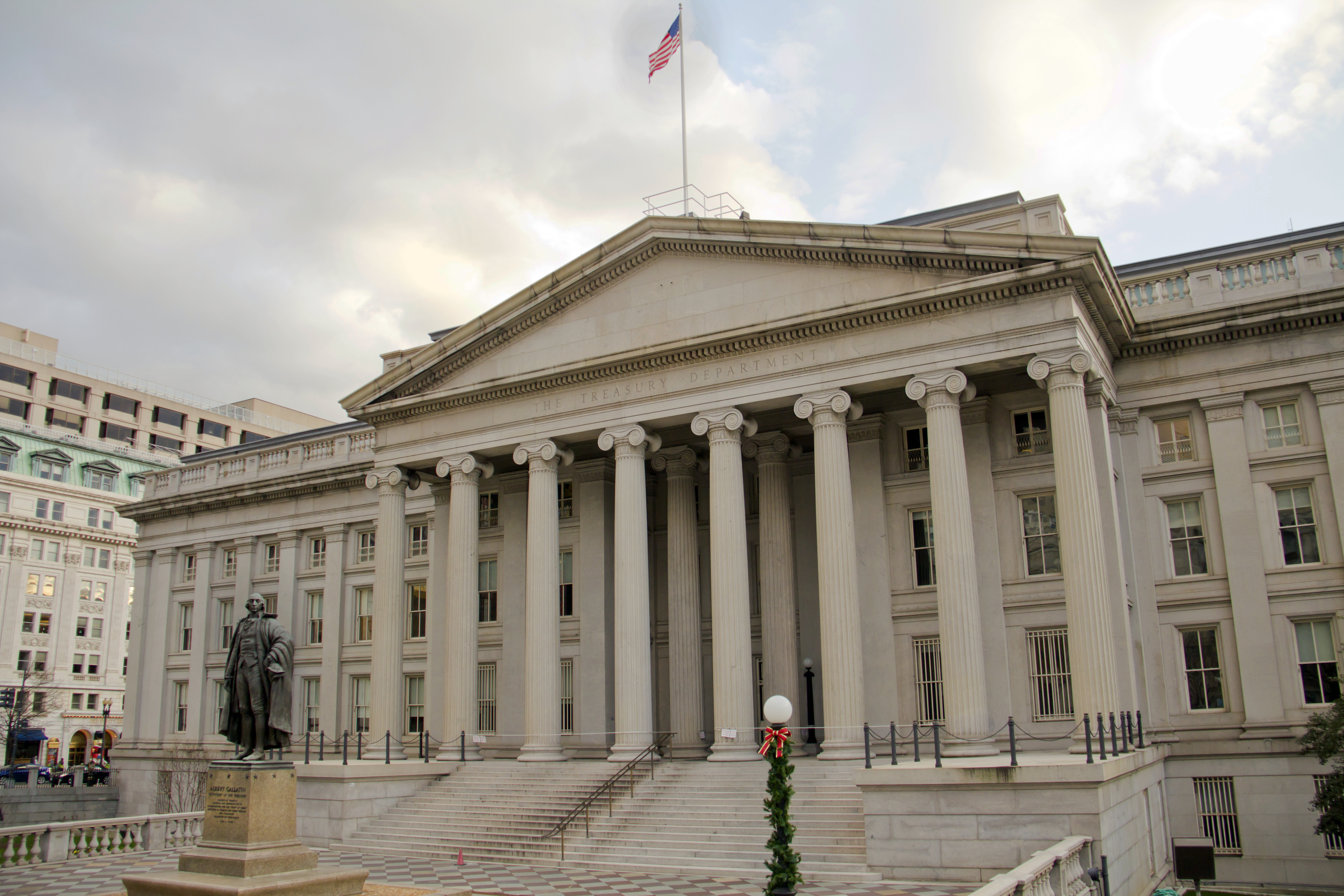 США ввели антииранские санкции против 6 лиц, 21 организации и танкера
