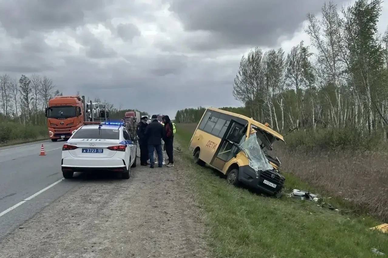 Девять человек пострадали в ДТП со школьным автобусом под Омском