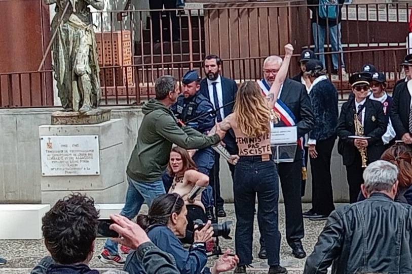 Активистки Femen сорвали церемонию в честь Жанны д&rsquo;Арк во Франции