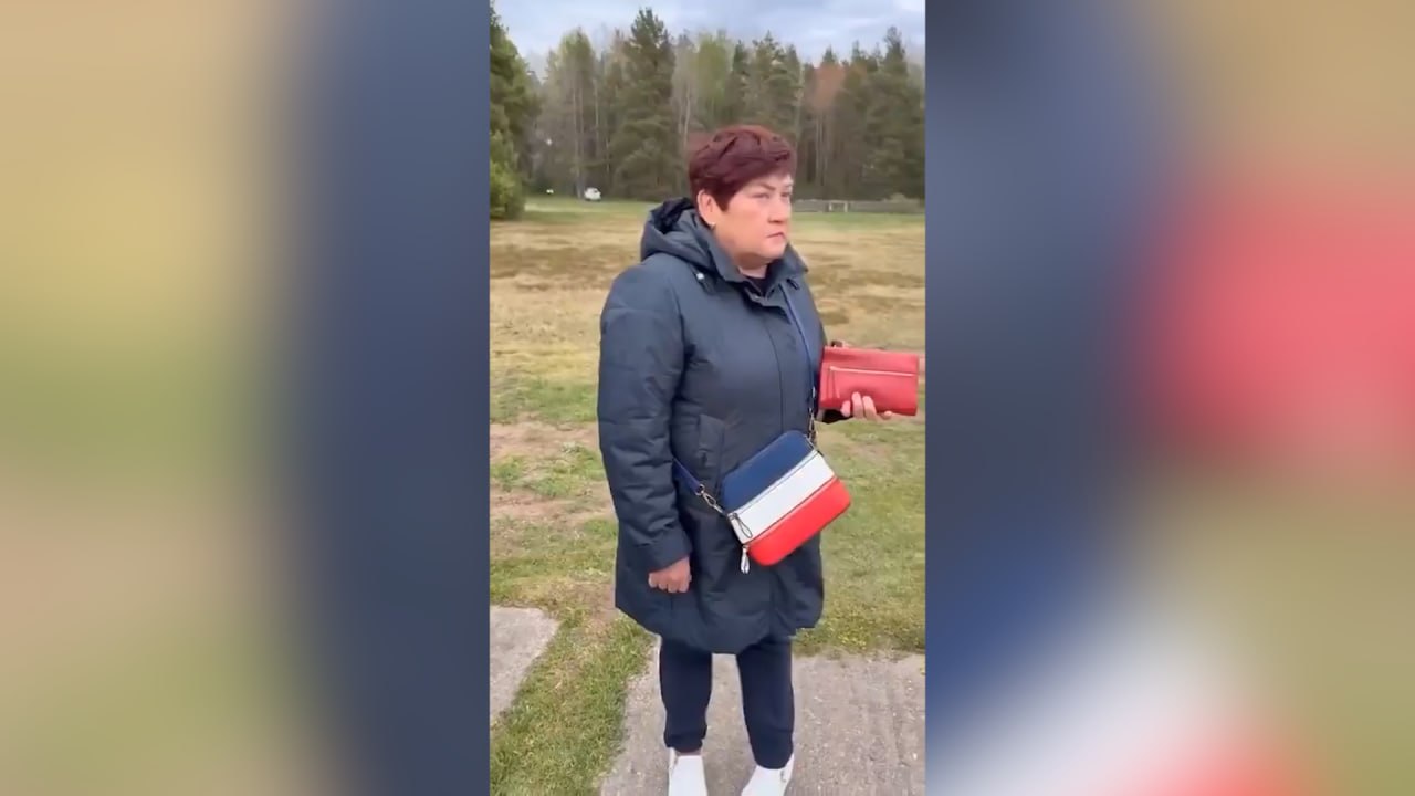 Полиция Латвии задержала женщину из-за цветов флага России на сумки