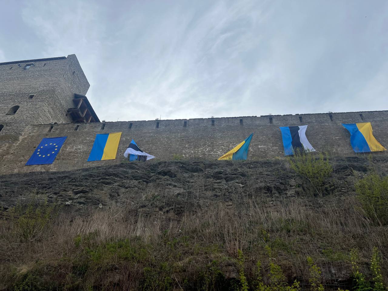 Попытка &laquo;перевесить&raquo; 9 Мая провалилась: Флаги Украины и Эстонии на замке Нарвы сорвало ветром
