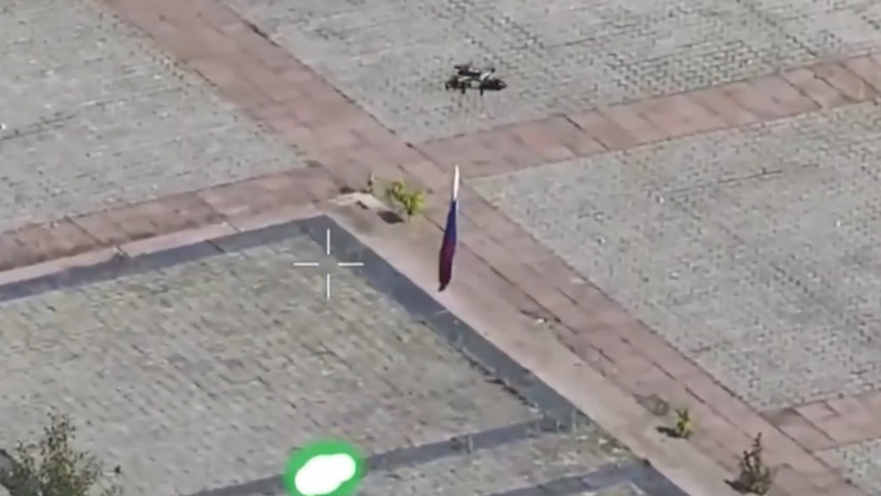 Минобороны опубликовало видео установки флага России дронами в Херсоне 9 мая