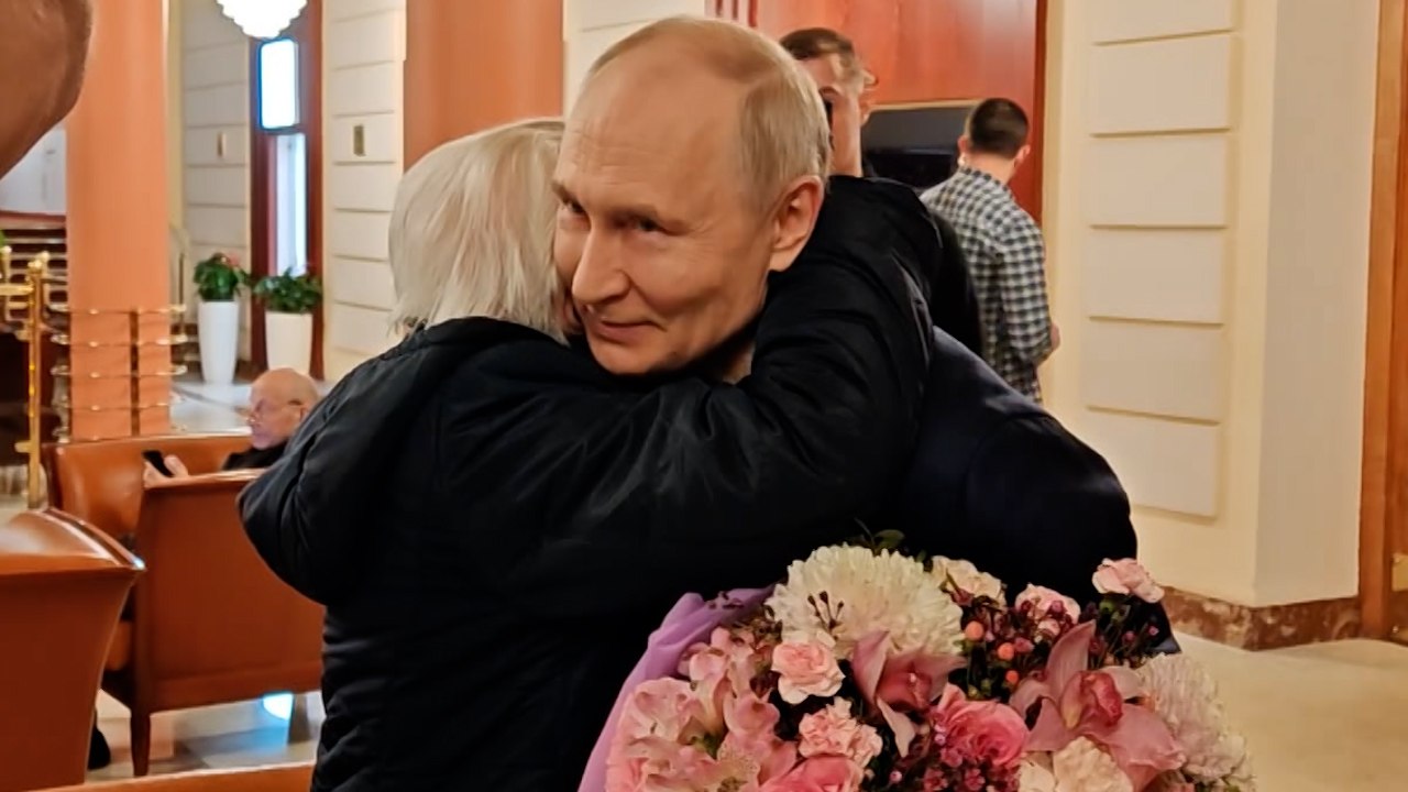 Путин впервые проехался на джипе Аурус, чтобы отвезти свою первую учительницу на ужин в резиденцию