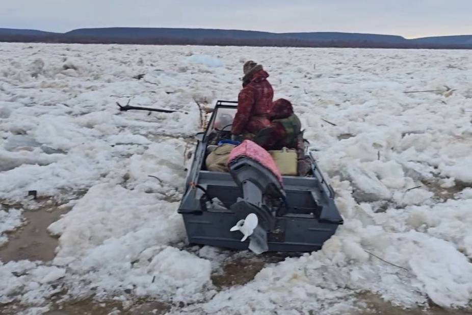 Семь человек на лодках застряли во льдах на реке Лена в Якутии