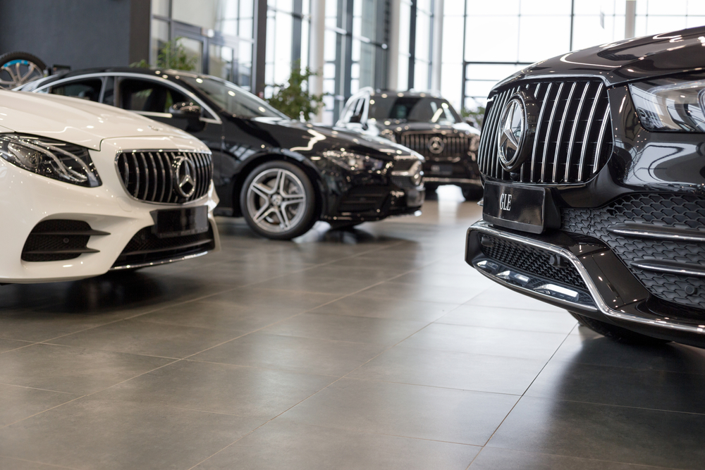Mercedes-Benz продал все автосалоны в Берлине канадцу, сообщает Bild