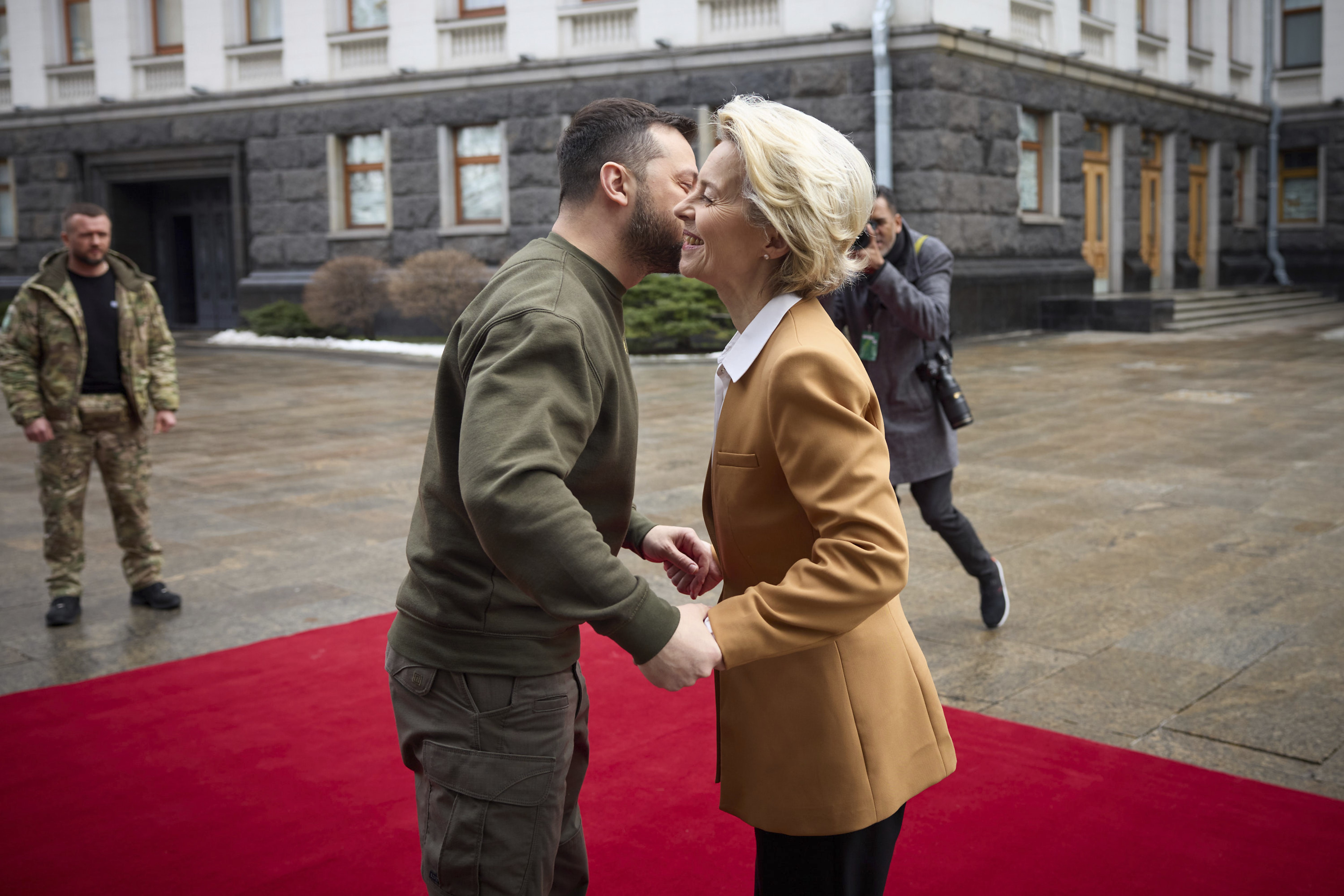 В Совфеде предрекли расплату европейским лидерам за поцелуи с Зеленским