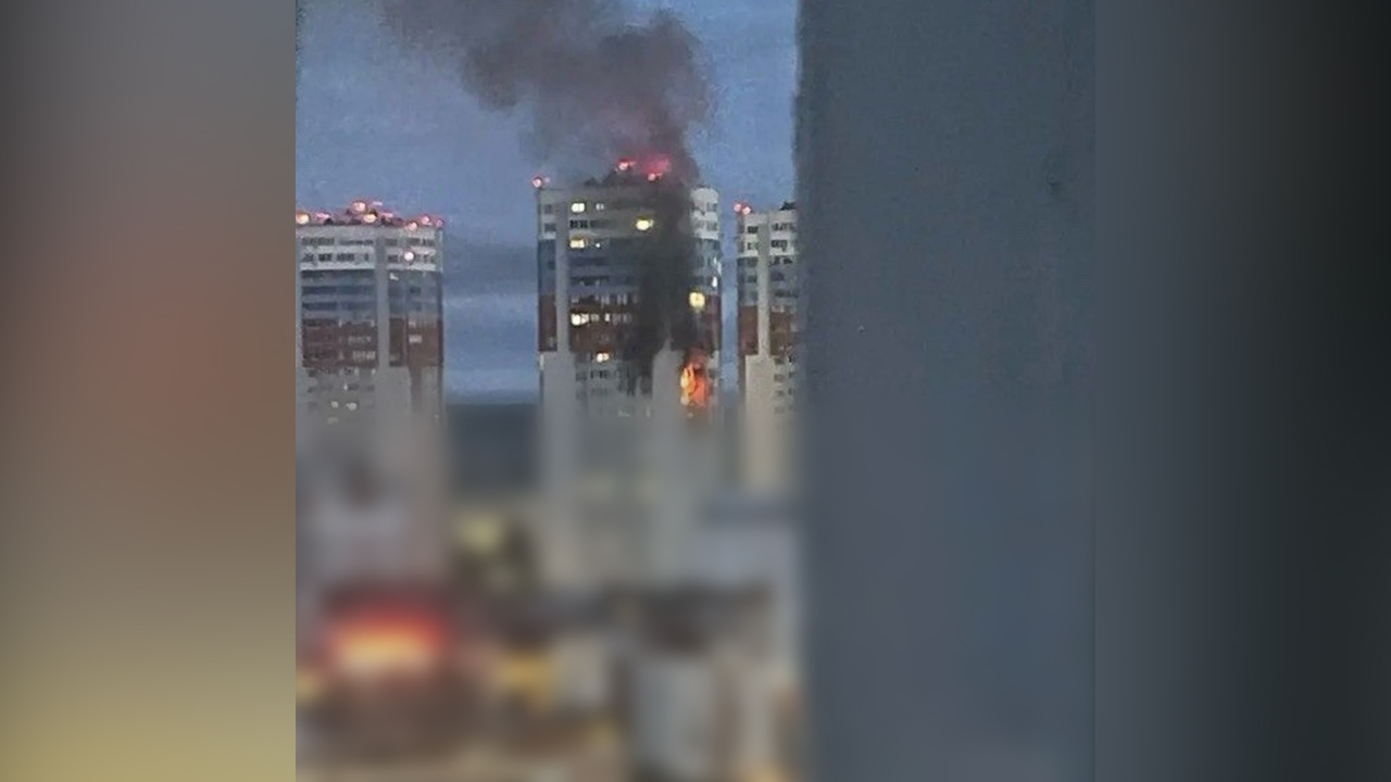 Обломки дрона ВСУ задели жилую многоэтажку в Рязани, начался пожар