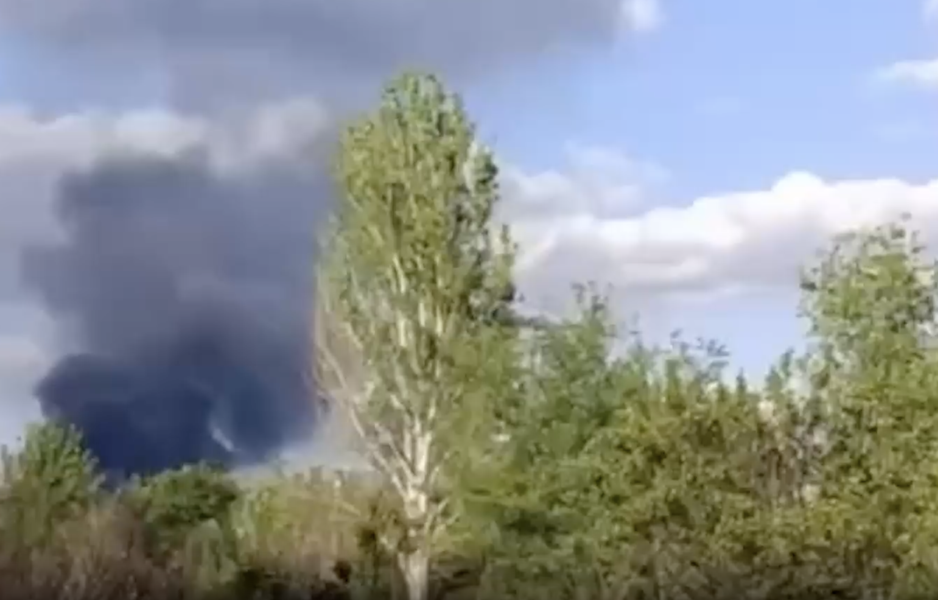Огромный столб дыма поднимается над промзоной в подконтрольном ВСУ Запорожье