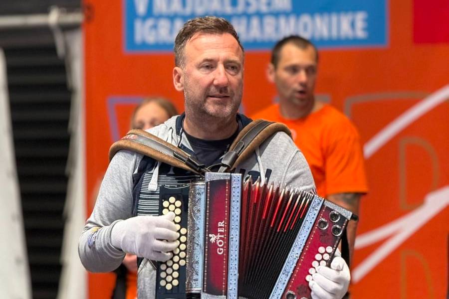 Музыкант из Словении установил рекорд Гиннесса по игре на аккордеоне

