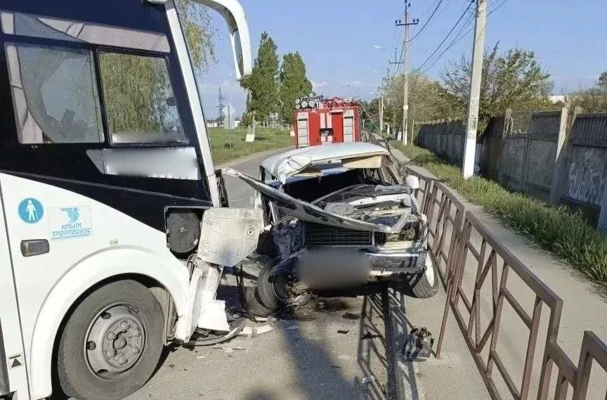 Пассажира зажало в салоне легковушки после ДТП с автобусом в Крыму 