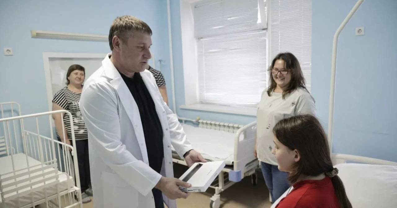 Врио губернатора Белгородской области навестил в больнице пострадавших от атак ВСУ детей