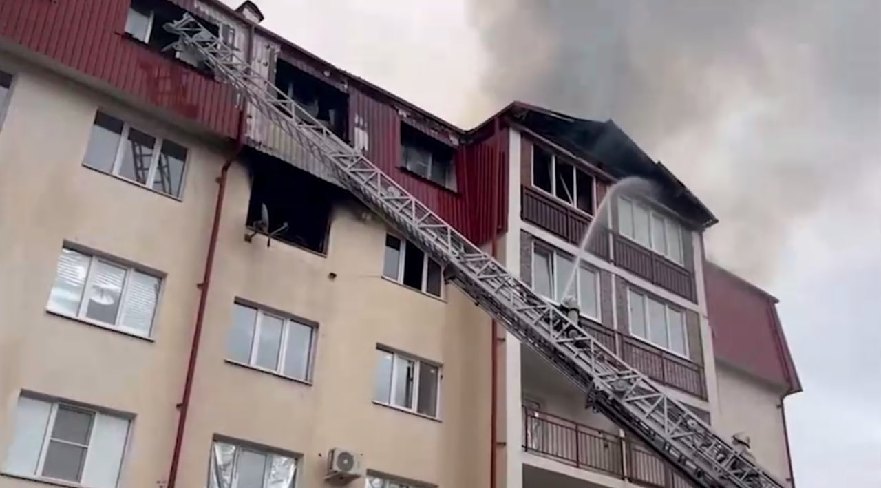В Нальчике загорелась кровля жилого дома на площади 600 квадратов