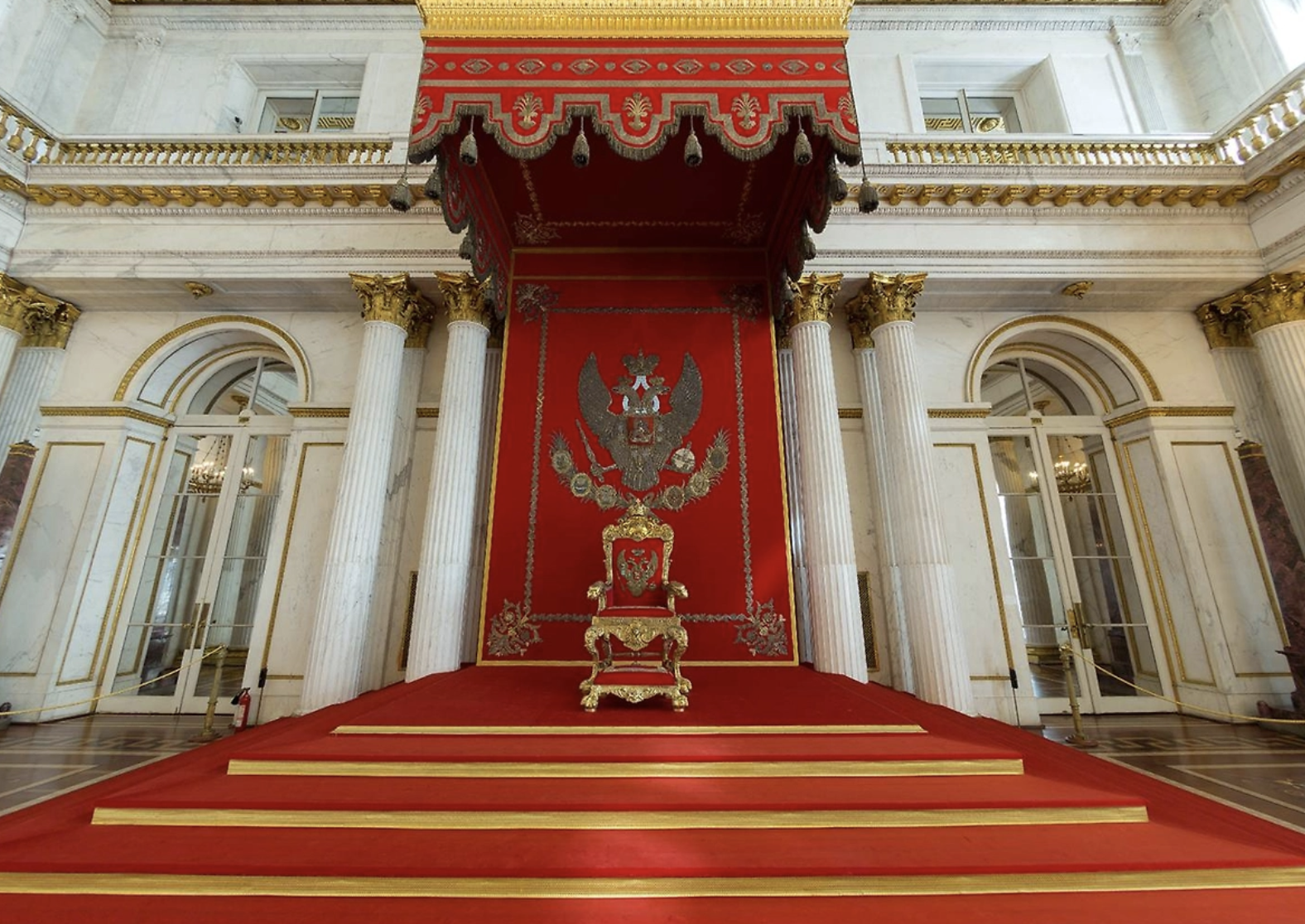 На севшего на трон в Эрмитаже &laquo;императора&raquo; наложили запрет определённых действий