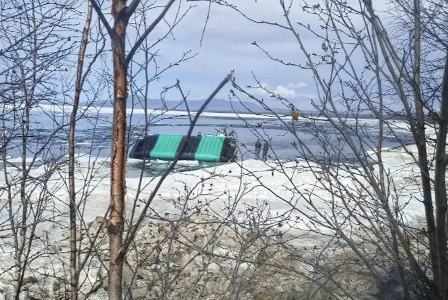 Тела пятерых погибших подняли со дна Байкала после крушения катера
