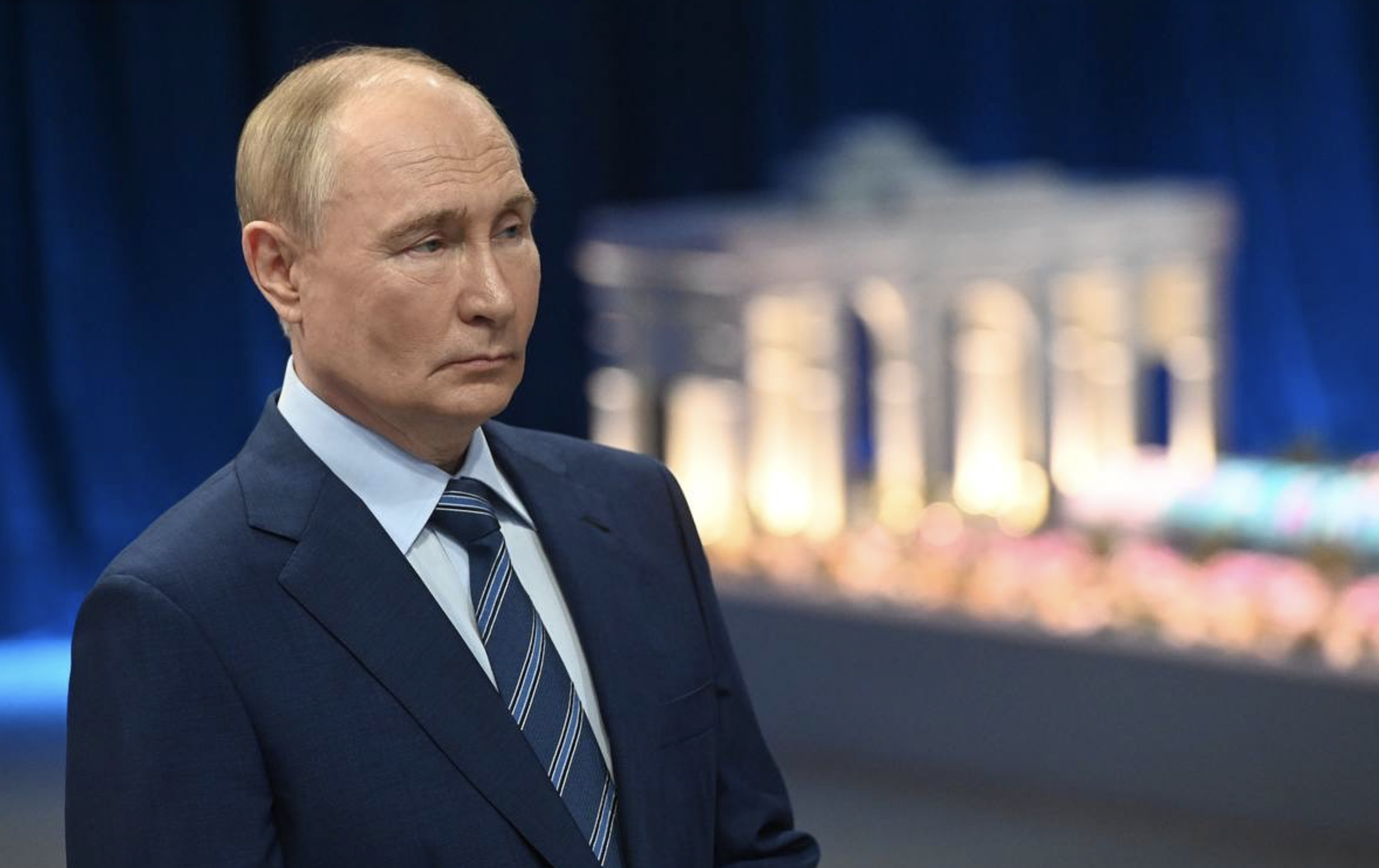 Путин после вручения госнаград пообщался с родными погибших Героев СВО