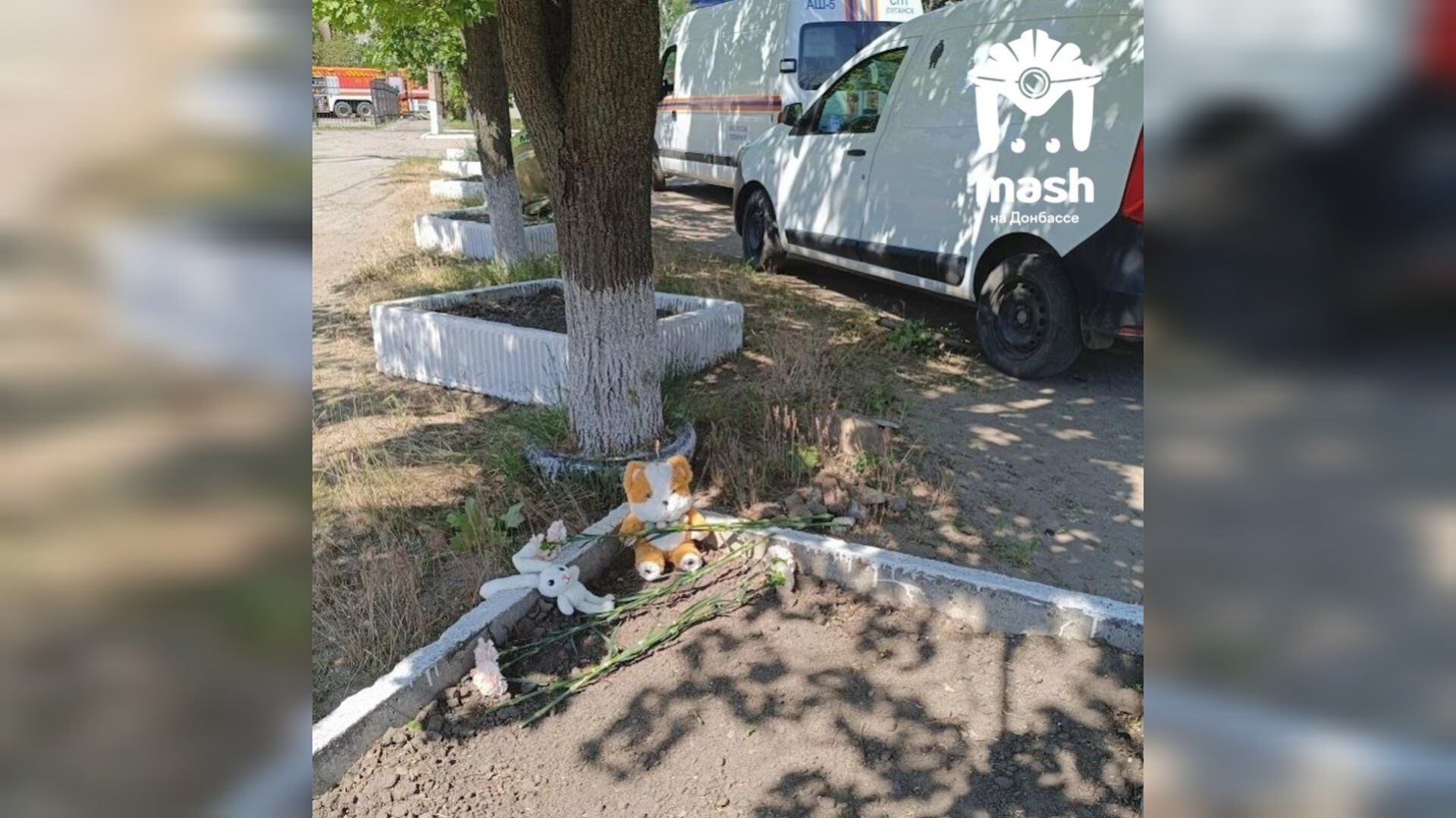 В Старобельске у разрушенного ударом ВСУ общежития появился стихийный мемориал