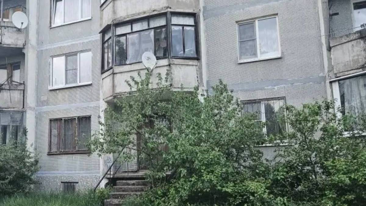 Полуторагодовалая девочка выпала с балкона третьего этажа в Тверской области 