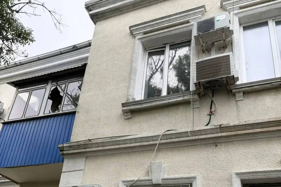 В Новороссийске обломки дронов ВСУ повредили остекление в двух жилых домах