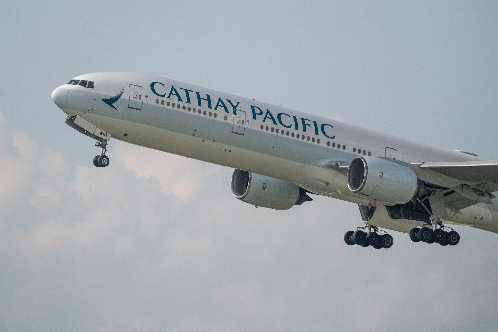 10 человек пострадали при попадании лайнера Cathay Pacific в зону турбулентности