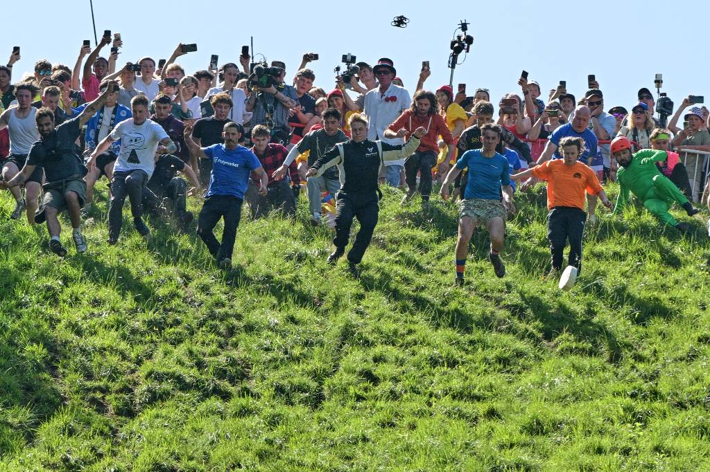 В английском Глостершире прошёл чемпионат по гонке за сырной головкой