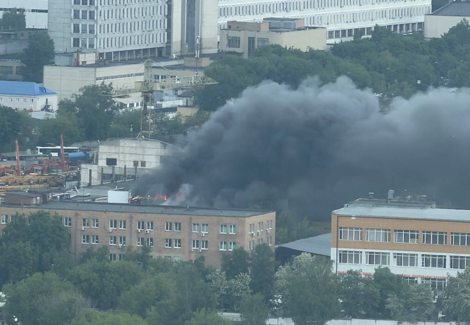 Life.ru публикует видео с места пожара в хостеле &laquo;Акварель&raquo; &mdash; горит уже 400 квадратов