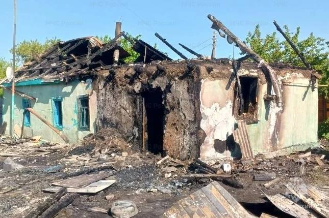 Две женщины и четверо детей погибли при пожаре в омском селе