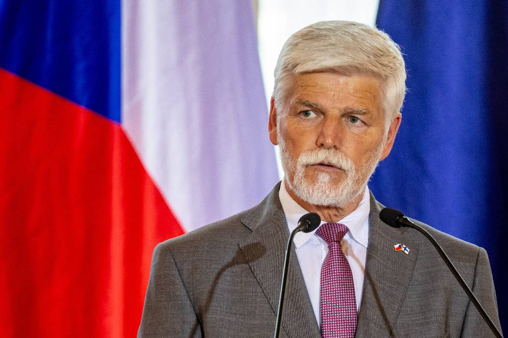 Половина обещавших платить за снаряды Киеву стран хлопнули дверью, жалуется президент Чехии
