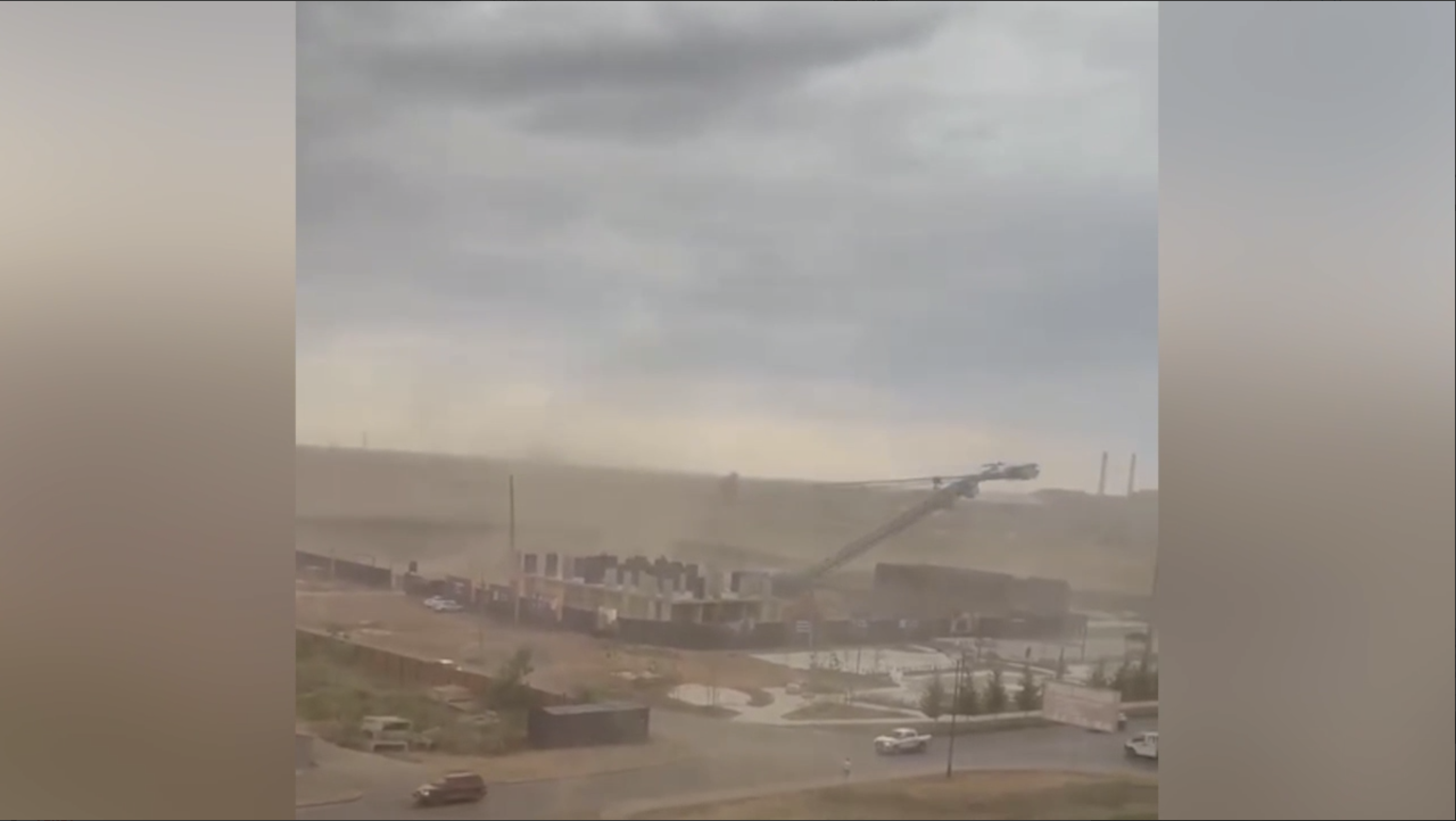 В Астрахани ветер опрокинул башенный кран, погиб машинист
