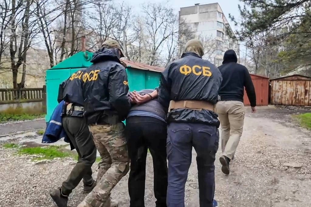 ФСБ нагрянула домой к &laquo;&lrm;диванному воину&raquo; из антироссийских чатов в Ленобласти