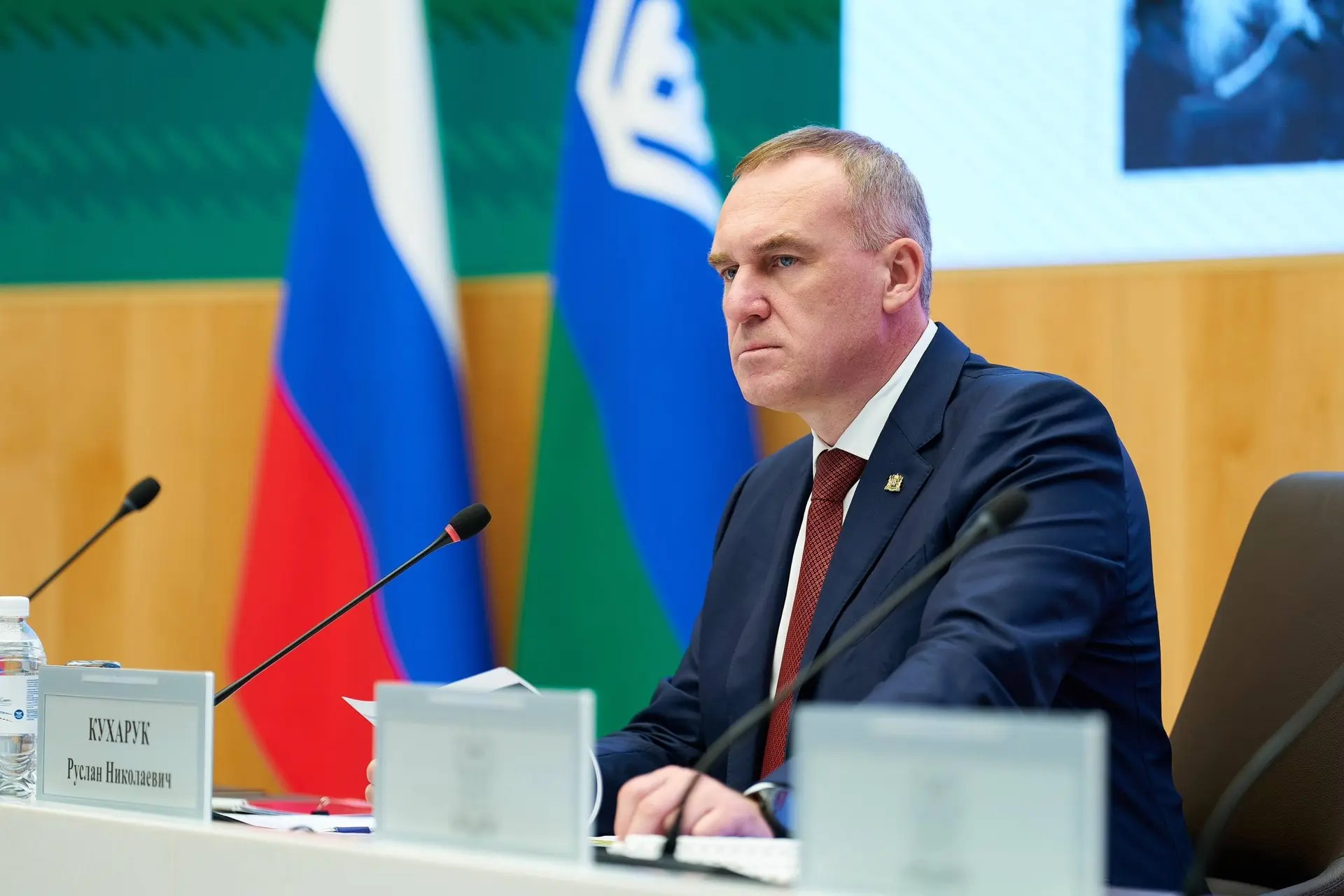 &laquo;А вы кто, если не секрет?&raquo; Губернатор ХМАО стал героем соцсетей после ремонта велосипеда