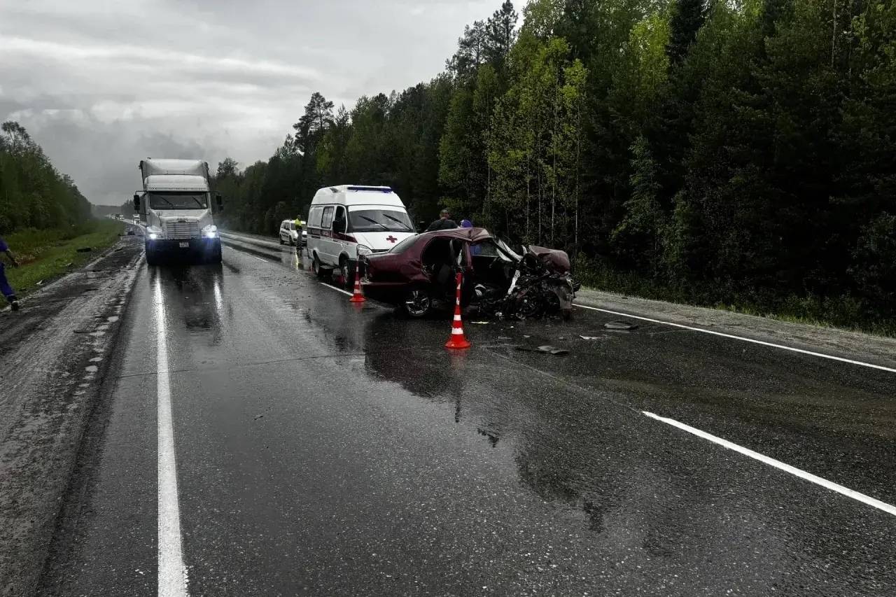 В Тюменской области в ДТП погибла женщина, пострадали четыре человека