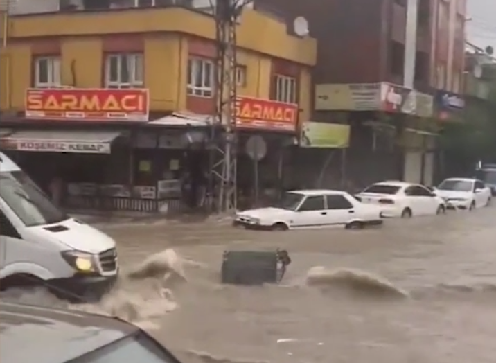 Появилось видео потопа в турецком Газиантепе, где вода затопила десятки машин